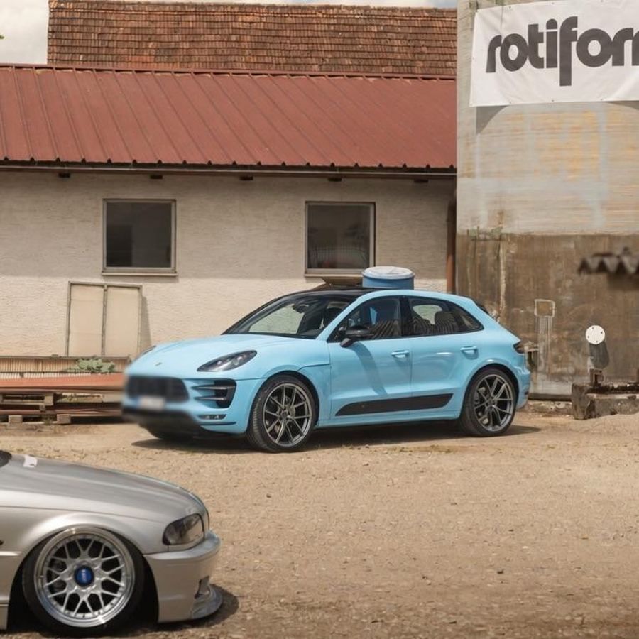 Porsche Macan und BMW E46 auf einem Treffen